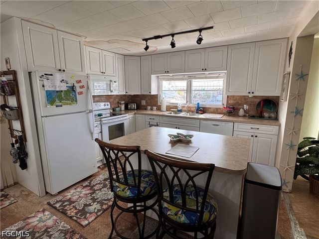 135 Orange Harbor DR, Fort Myers, FL 33905