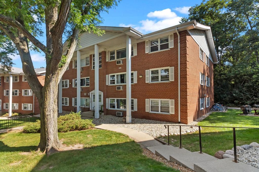 235 Country Club DRIVE #3B, Lake Geneva, WI 53147