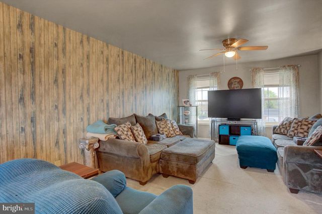 828 ESSEX CIR, Greencastle, PA 17225