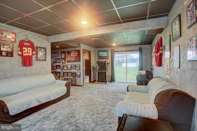 828 ESSEX CIR, Greencastle, PA 17225