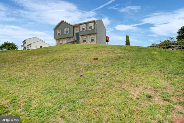 828 ESSEX CIR, Greencastle, PA 17225