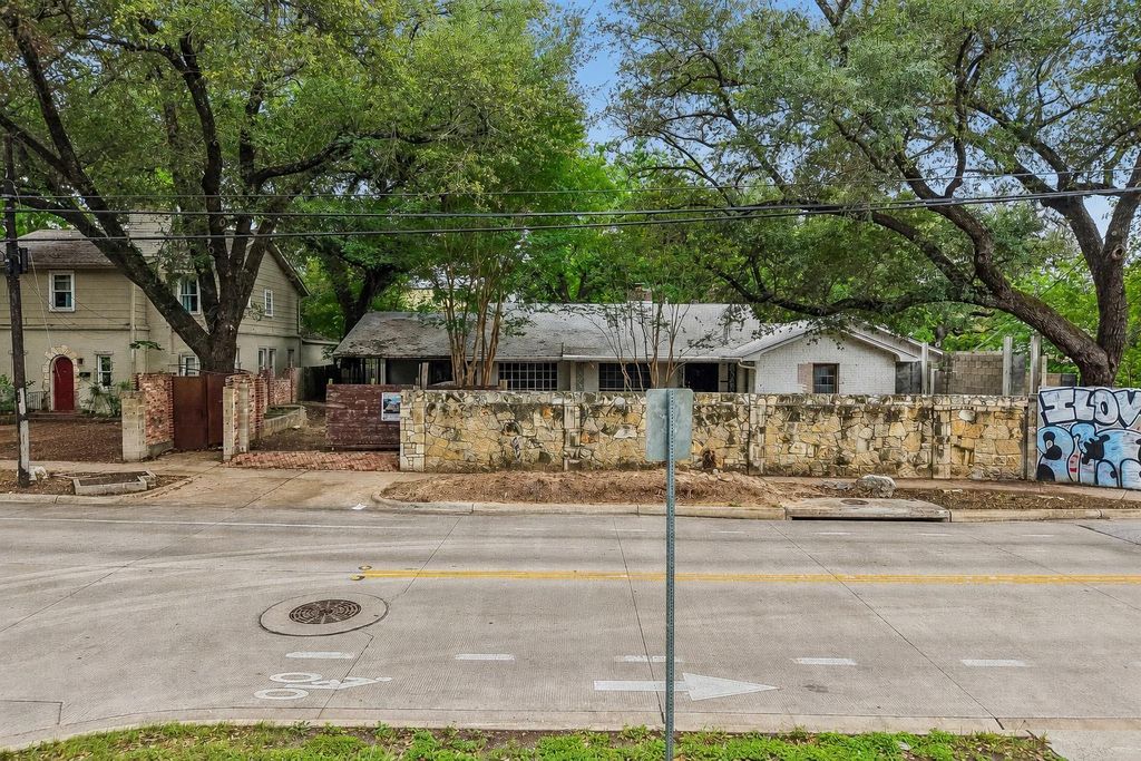 801 E 32nd ST, Austin, TX 78705