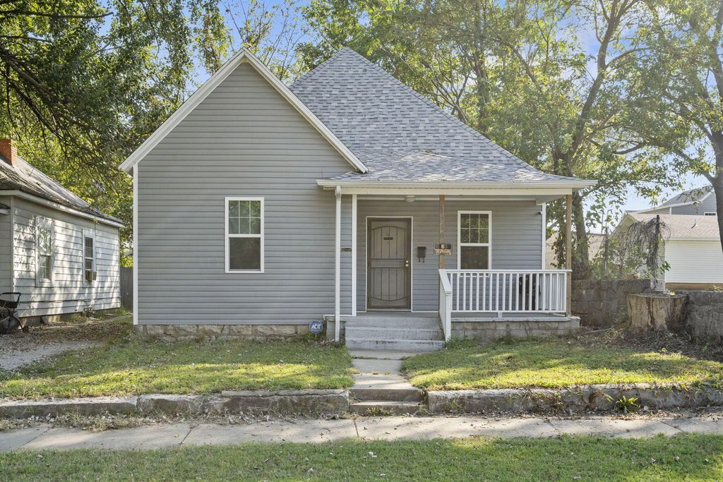 1510 N Lyon Avenue N, Springfield, MO 65803