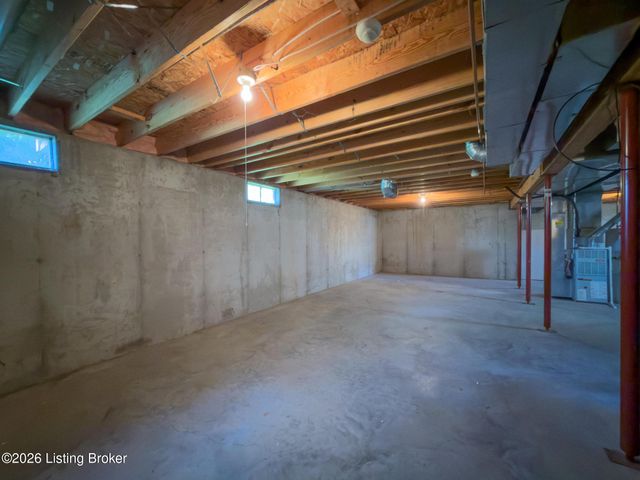 8104 Hudson Ln, Louisville, KY 40291