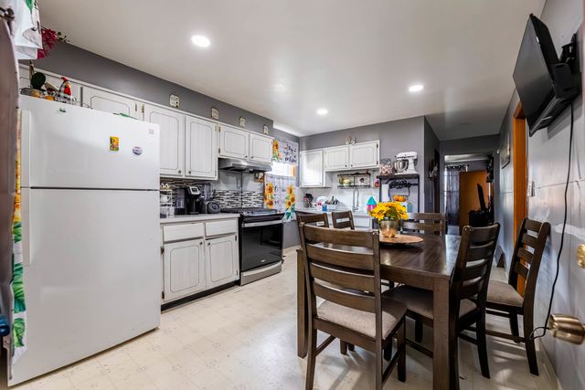 5633 W 64th Place, Chicago, IL 60638