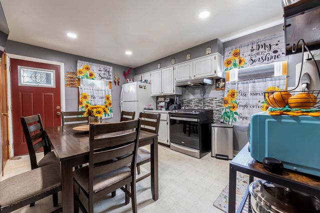 5633 W 64th Place, Chicago, IL 60638