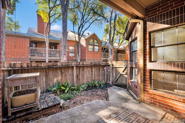 7930 Roanoke Run Apt 106, San Antonio, TX 78240