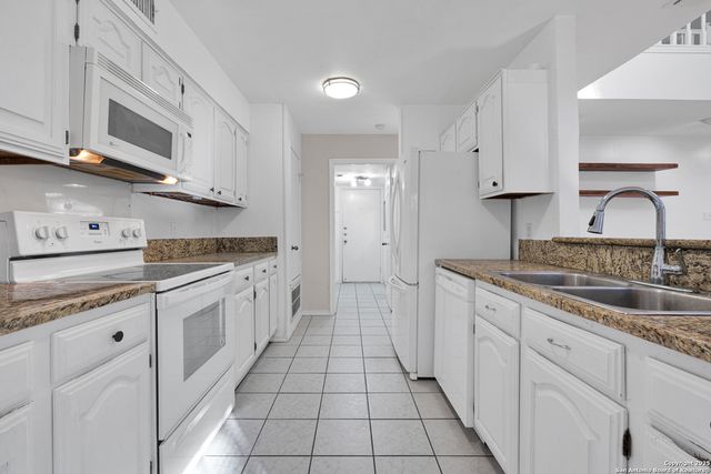 7930 Roanoke Run Apt 106, San Antonio, TX 78240