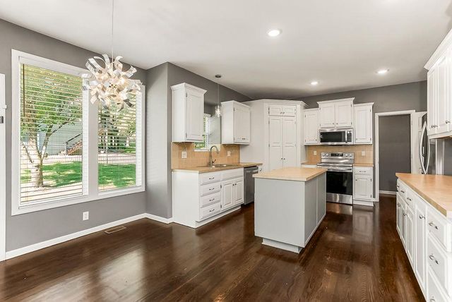 9622 Falcon Valley Drive, Lenexa, KS 66220