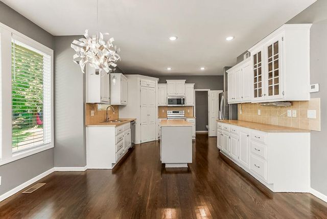9622 Falcon Valley Drive, Lenexa, KS 66220