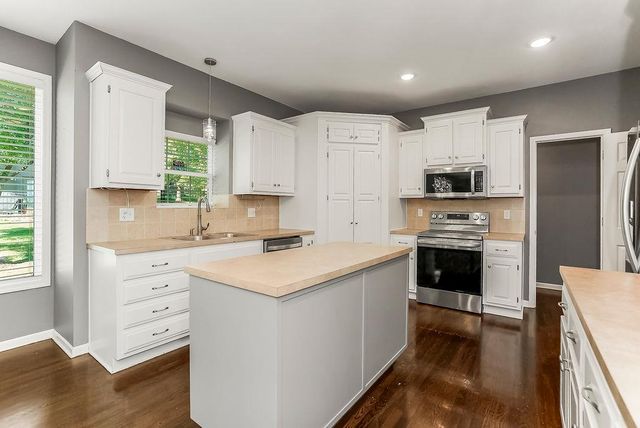 9622 Falcon Valley Drive, Lenexa, KS 66220