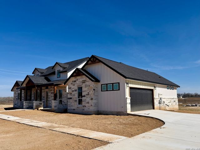 712 County Road 320, Floresville, TX 78114