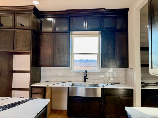 712 County Road 320, Floresville, TX 78114