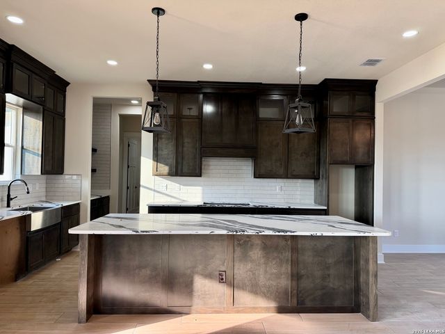 712 County Road 320, Floresville, TX 78114