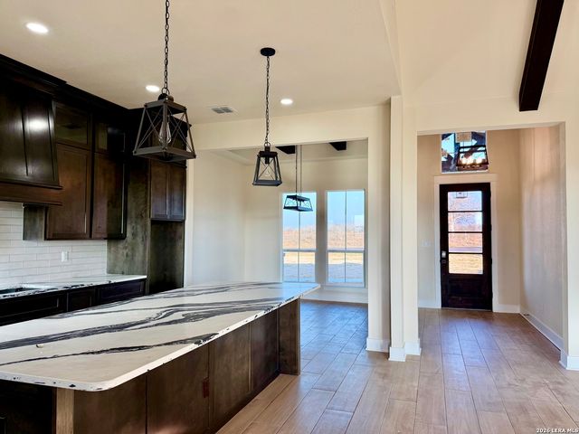 712 County Road 320, Floresville, TX 78114