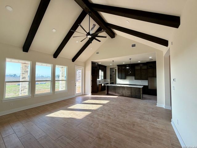 712 County Road 320, Floresville, TX 78114