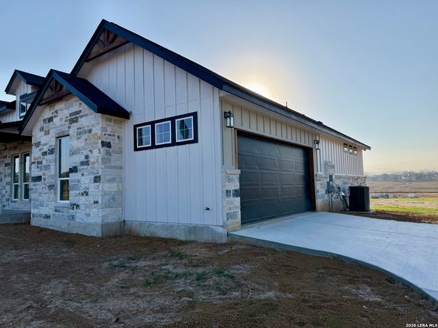 712 County Road 320, Floresville, TX 78114