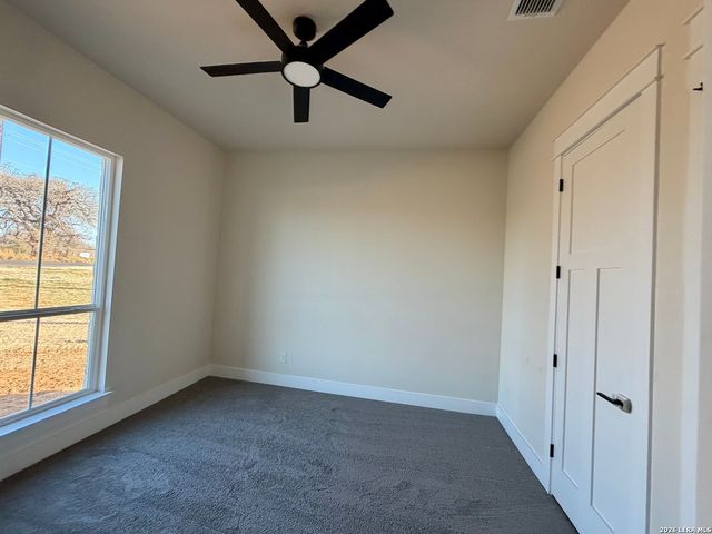 712 County Road 320, Floresville, TX 78114