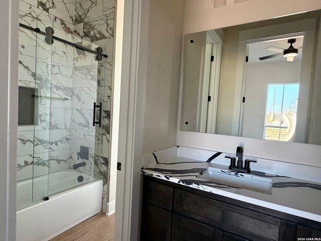 712 County Road 320, Floresville, TX 78114