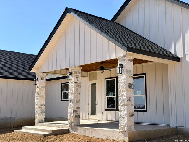 712 County Road 320, Floresville, TX 78114