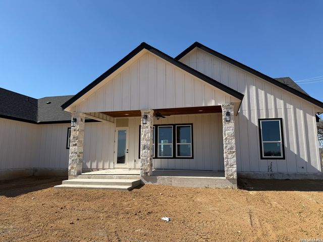 712 County Road 320, Floresville, TX 78114