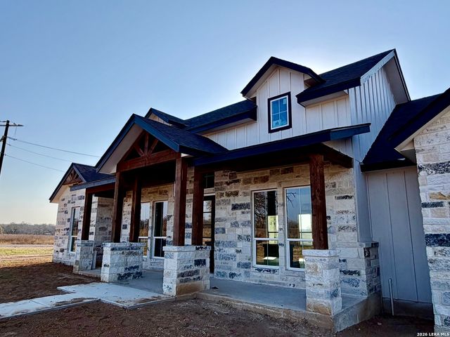 712 County Road 320, Floresville, TX 78114