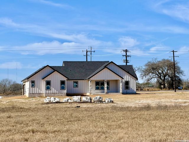 712 County Road 320, Floresville, TX 78114