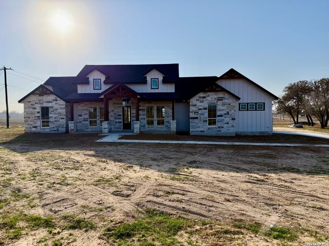 712 County Road 320, Floresville, TX 78114