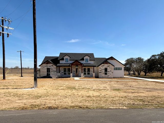 712 County Road 320, Floresville, TX 78114