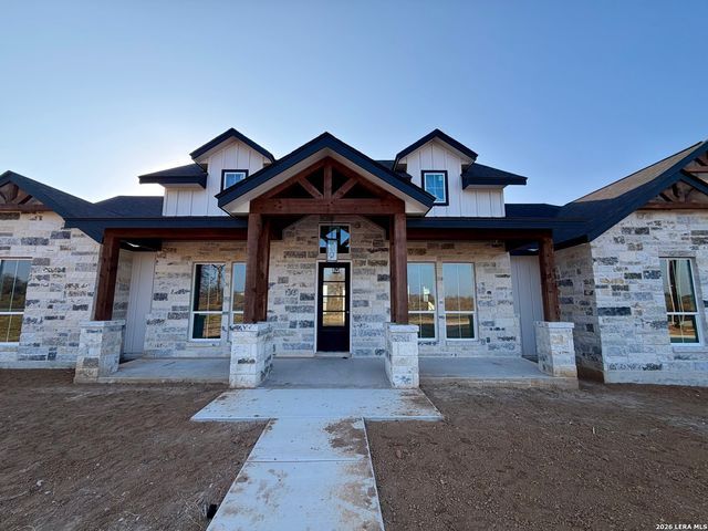 712 County Road 320, Floresville, TX 78114