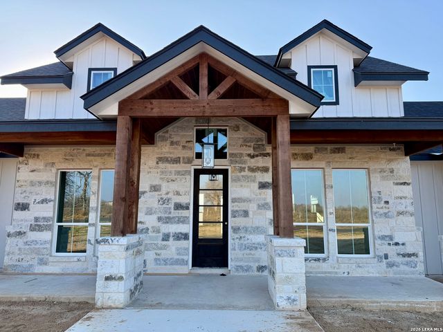 712 County Road 320, Floresville, TX 78114