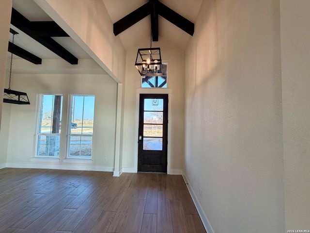 712 County Road 320, Floresville, TX 78114