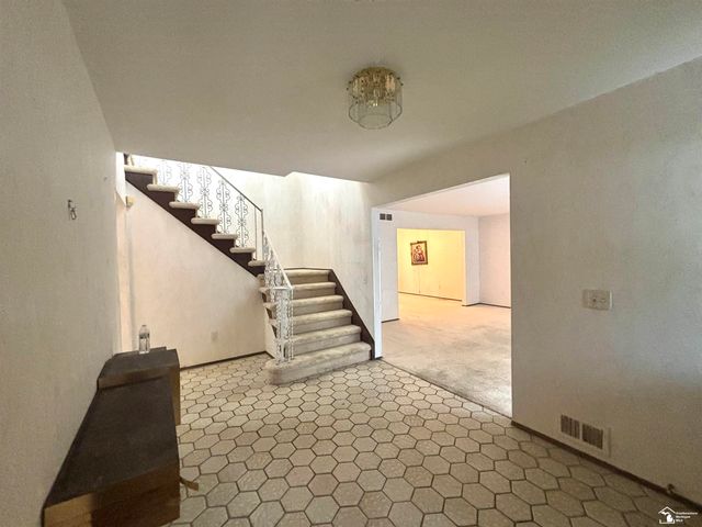 31180 N Park Drive, Farmington, MI 48331