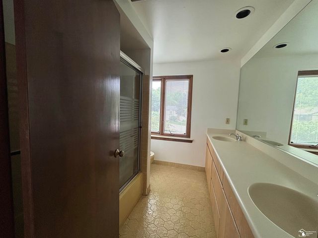 31180 N Park Drive, Farmington, MI 48331