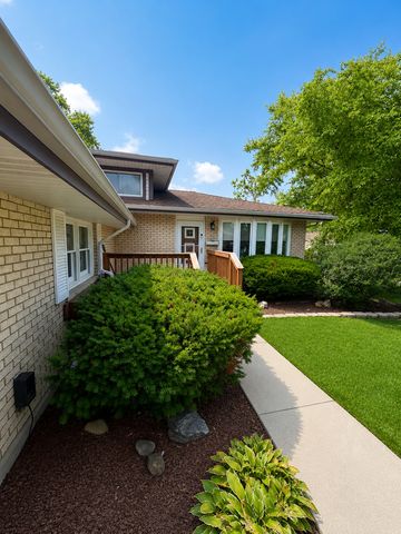8808 S 85th Court, Hickory Hills, IL 60457