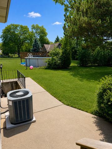 8808 S 85th Court, Hickory Hills, IL 60457