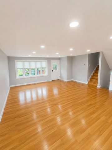 8808 S 85th Court, Hickory Hills, IL 60457