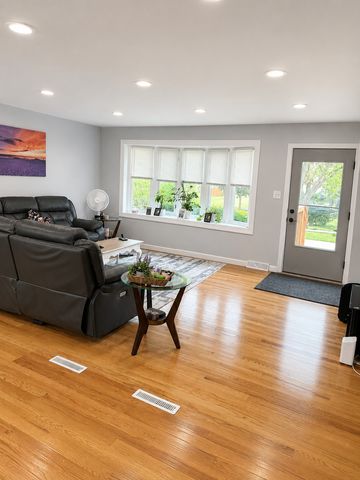 8808 S 85th Court, Hickory Hills, IL 60457