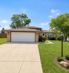 8808 S 85th Court, Hickory Hills, IL 60457