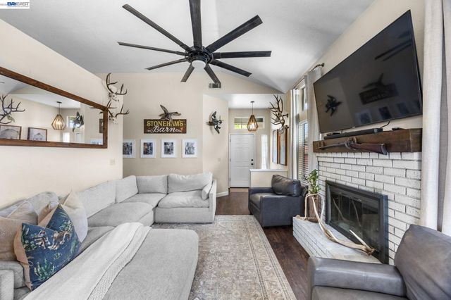 502 Chablis Way, Manteca, CA 95337