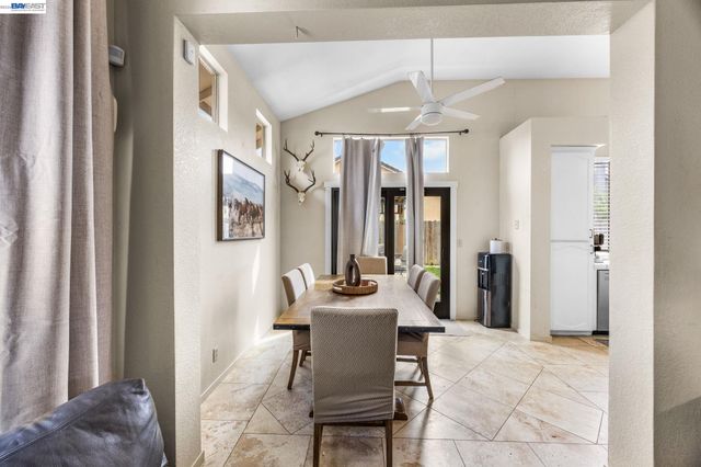 502 Chablis Way, Manteca, CA 95337