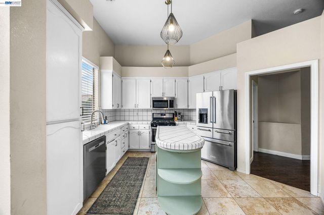 502 Chablis Way, Manteca, CA 95337