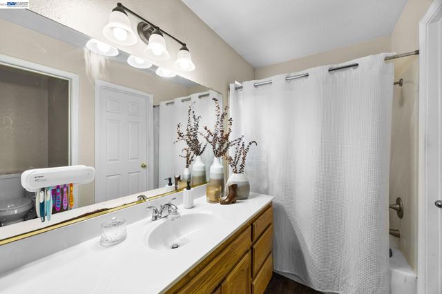 502 Chablis Way, Manteca, CA 95337