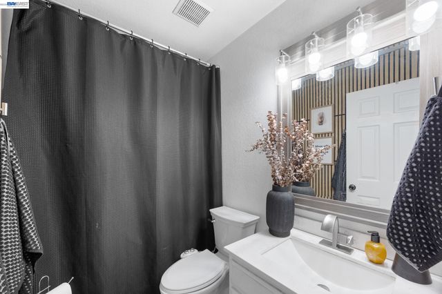 502 Chablis Way, Manteca, CA 95337