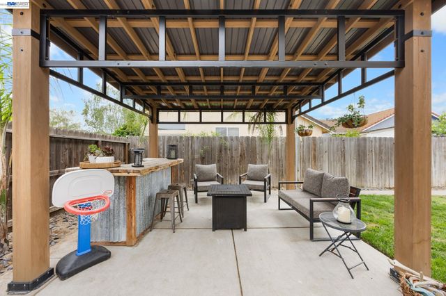 502 Chablis Way, Manteca, CA 95337