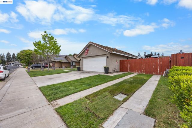 502 Chablis Way, Manteca, CA 95337