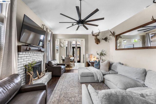 502 Chablis Way, Manteca, CA 95337