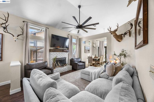 502 Chablis Way, Manteca, CA 95337