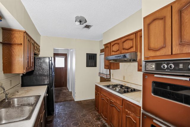 2108 Barton Drive, Arlington, TX 76010
