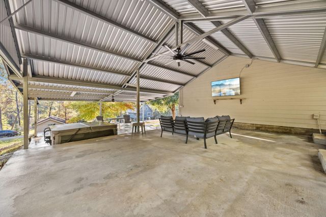 141 White Oak Street, Point Blank, TX 77364